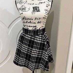 Cute Black and White Houndstooth Skirt
